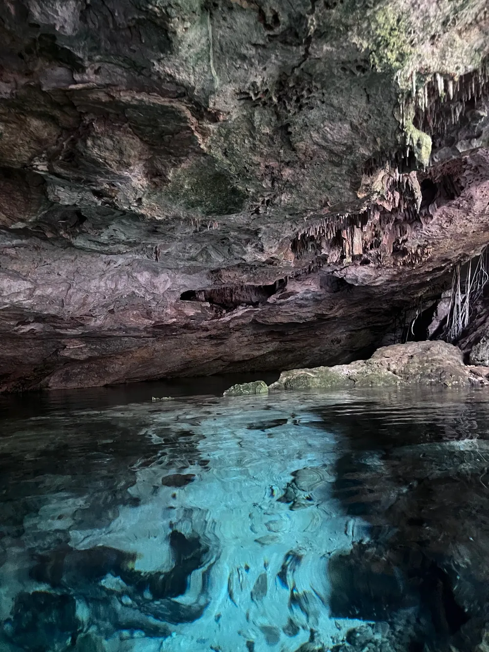 Türkisfarbenes Wasser unter einem Felsüberhang