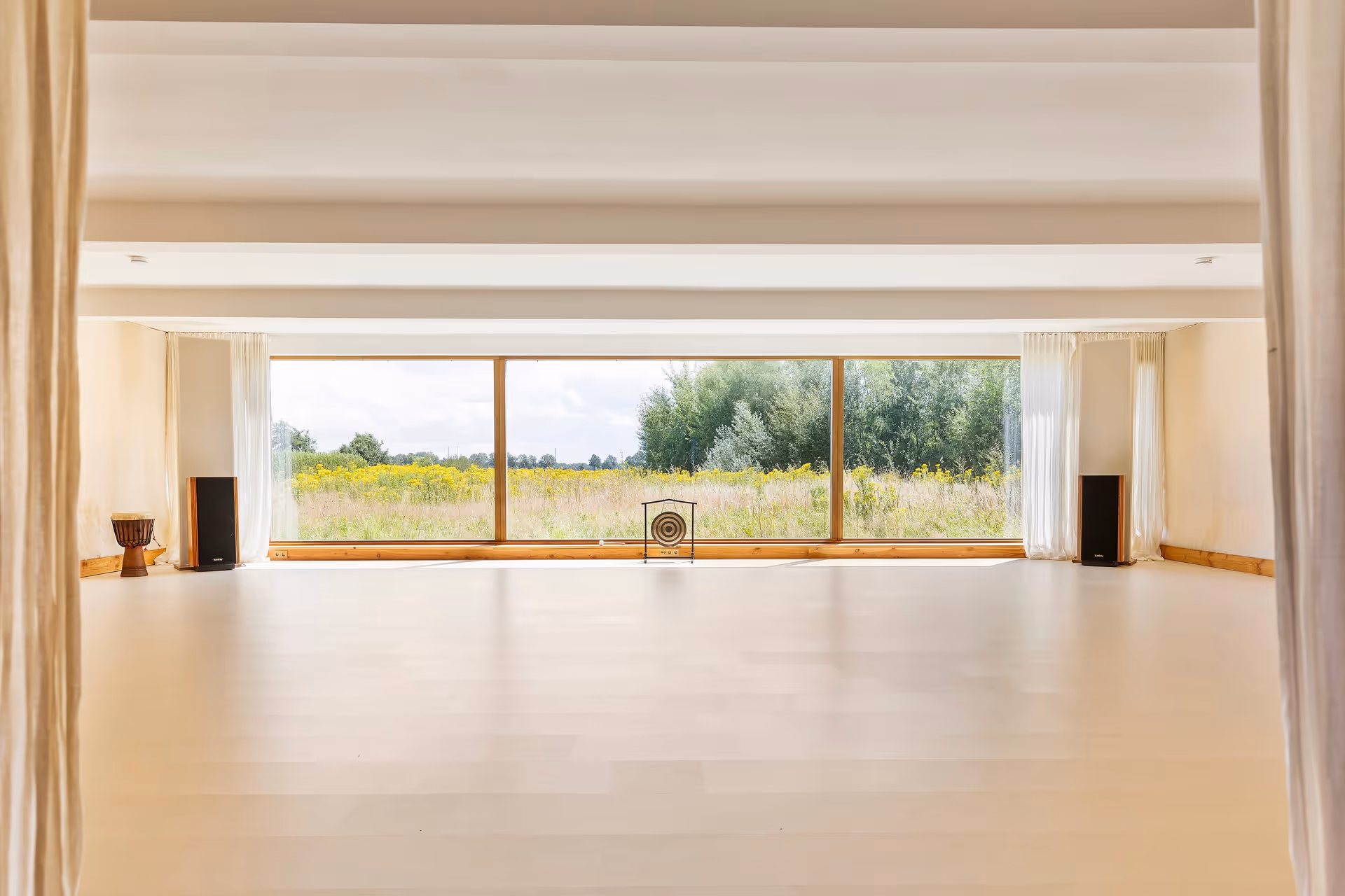 Seminarhaus mit Glaspyramide im Grünen