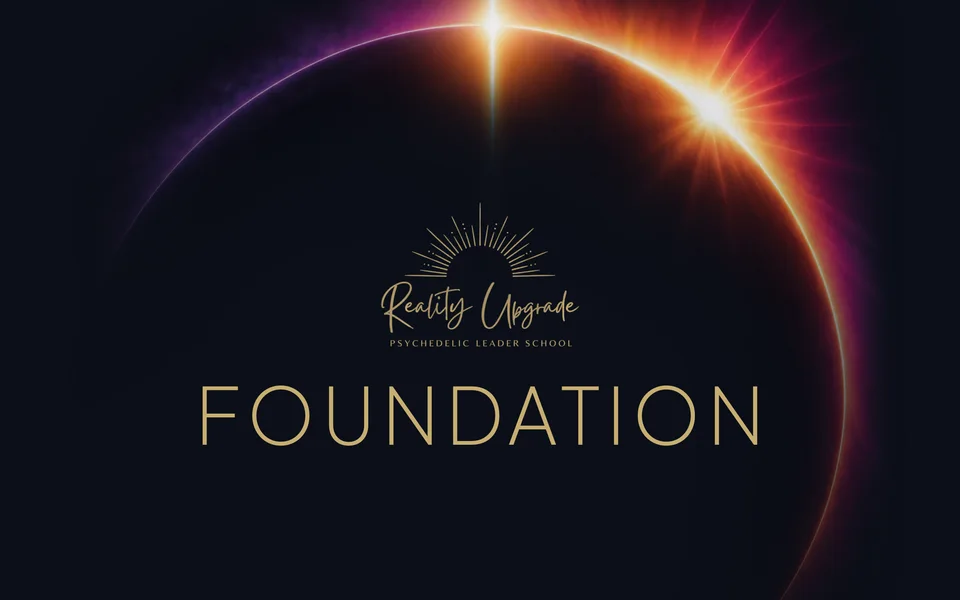 Logo der Reality Upgrade Psychedelic Leader School und Schriftzug Foundation vor einer Sonnenfinsternis